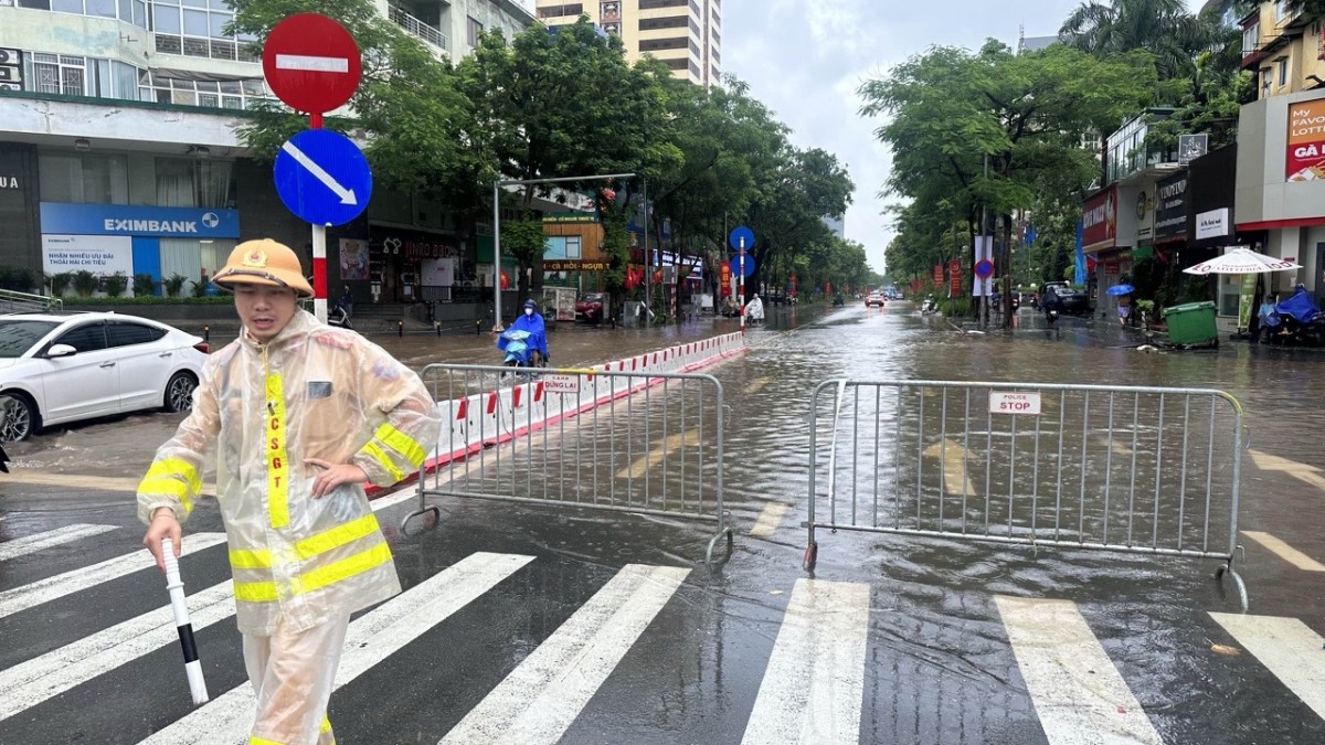 Công an Hà Nội căng mình phân luồng, hỗ trợ người dân tại các 