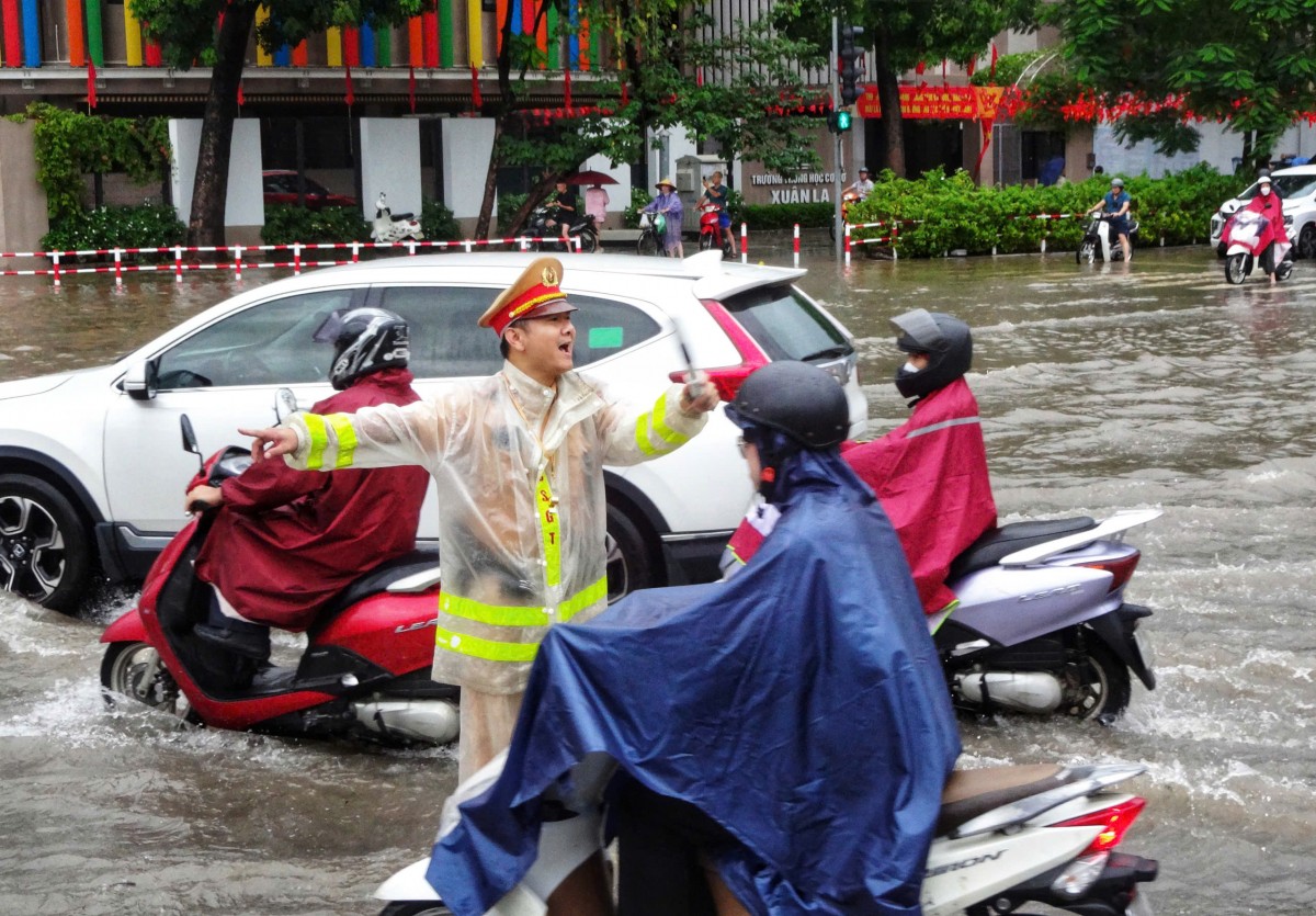 Công an Hà Nội căng mình phân luồng, hỗ trợ người dân tại các 