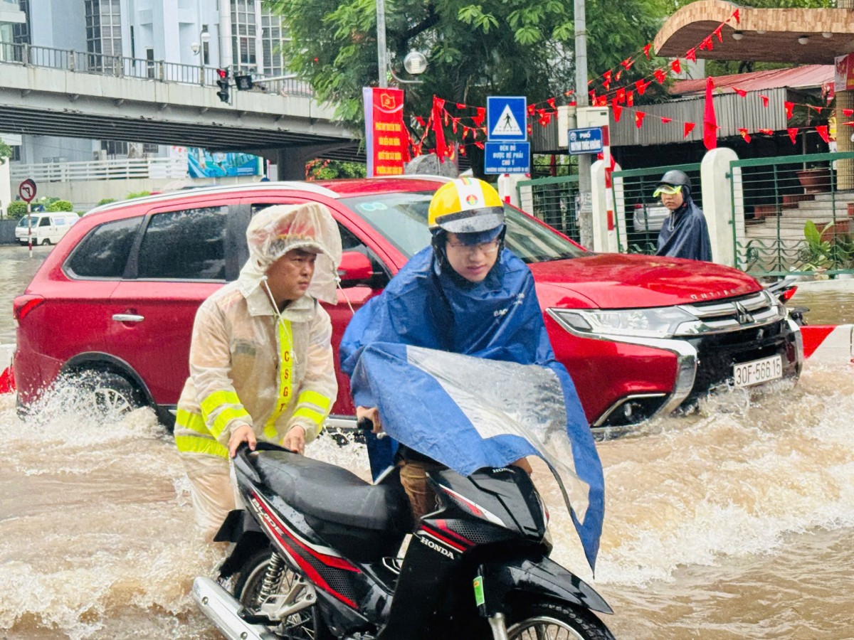 Công an Hà Nội căng mình phân luồng, hỗ trợ người dân tại các 