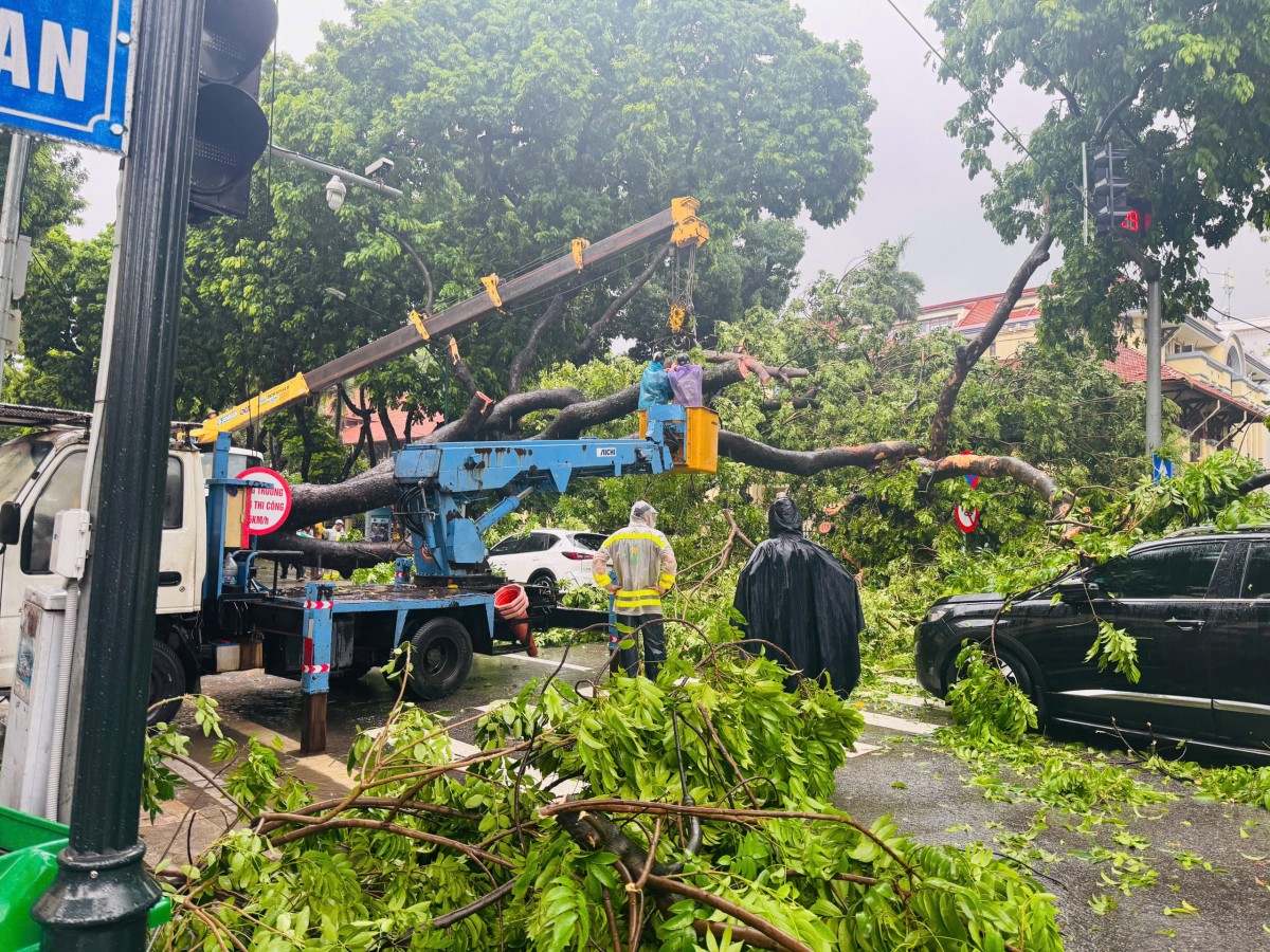 Công an Hà Nội căng mình phân luồng, hỗ trợ người dân tại các 