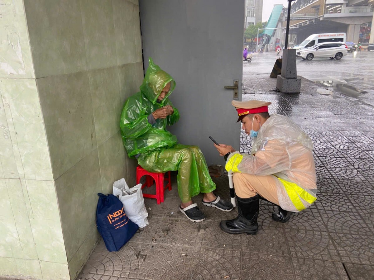 CSGT Hà Nội giúp đỡ cụ ông bị lạc trong mưa bão