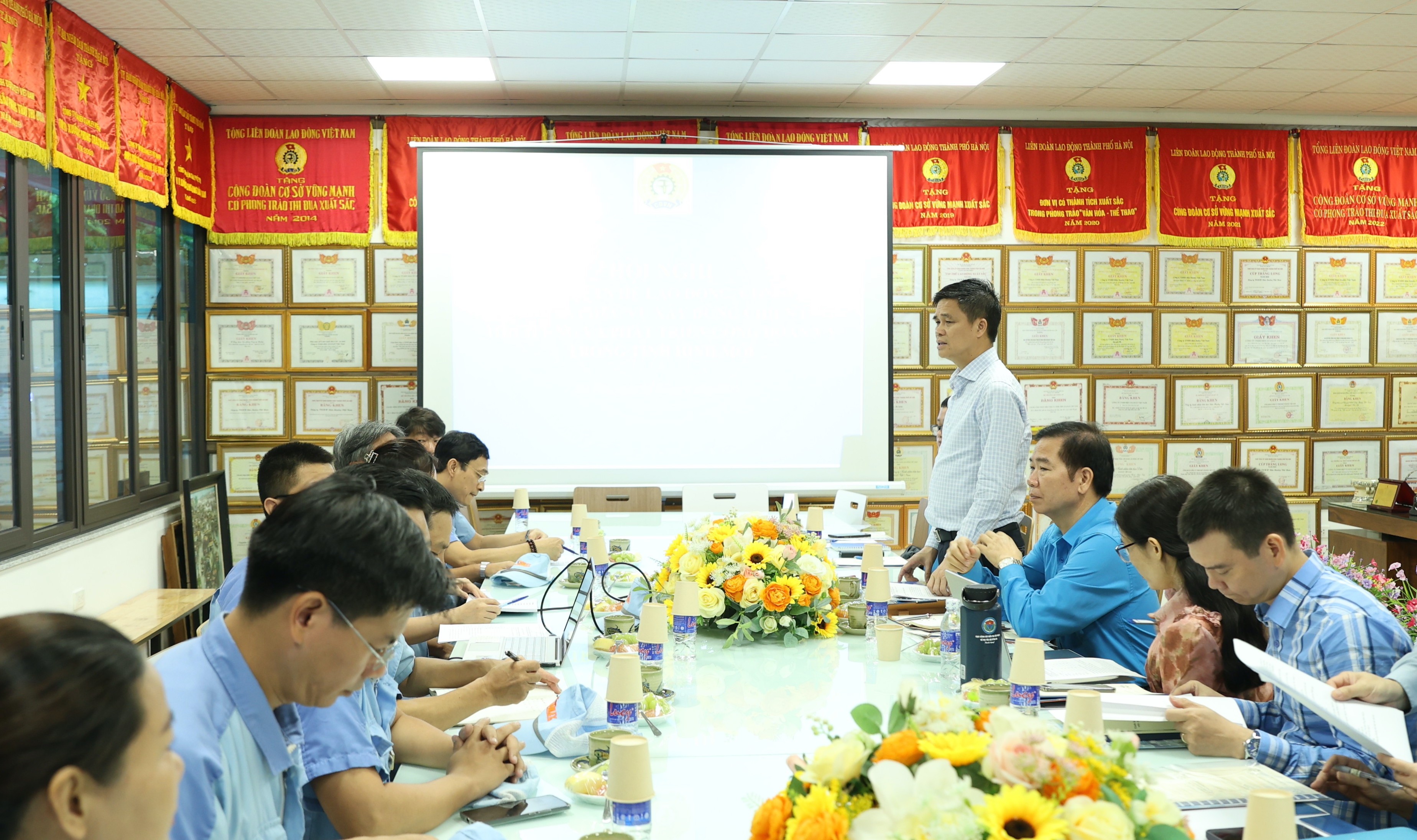 Phát huy vai trò của Công đoàn trong ổn định quan hệ lao động và chăm lo cho công nhân Phát huy vai trò của Công đoàn trong ổn định quan hệ lao động và chăm lo cho công nhân