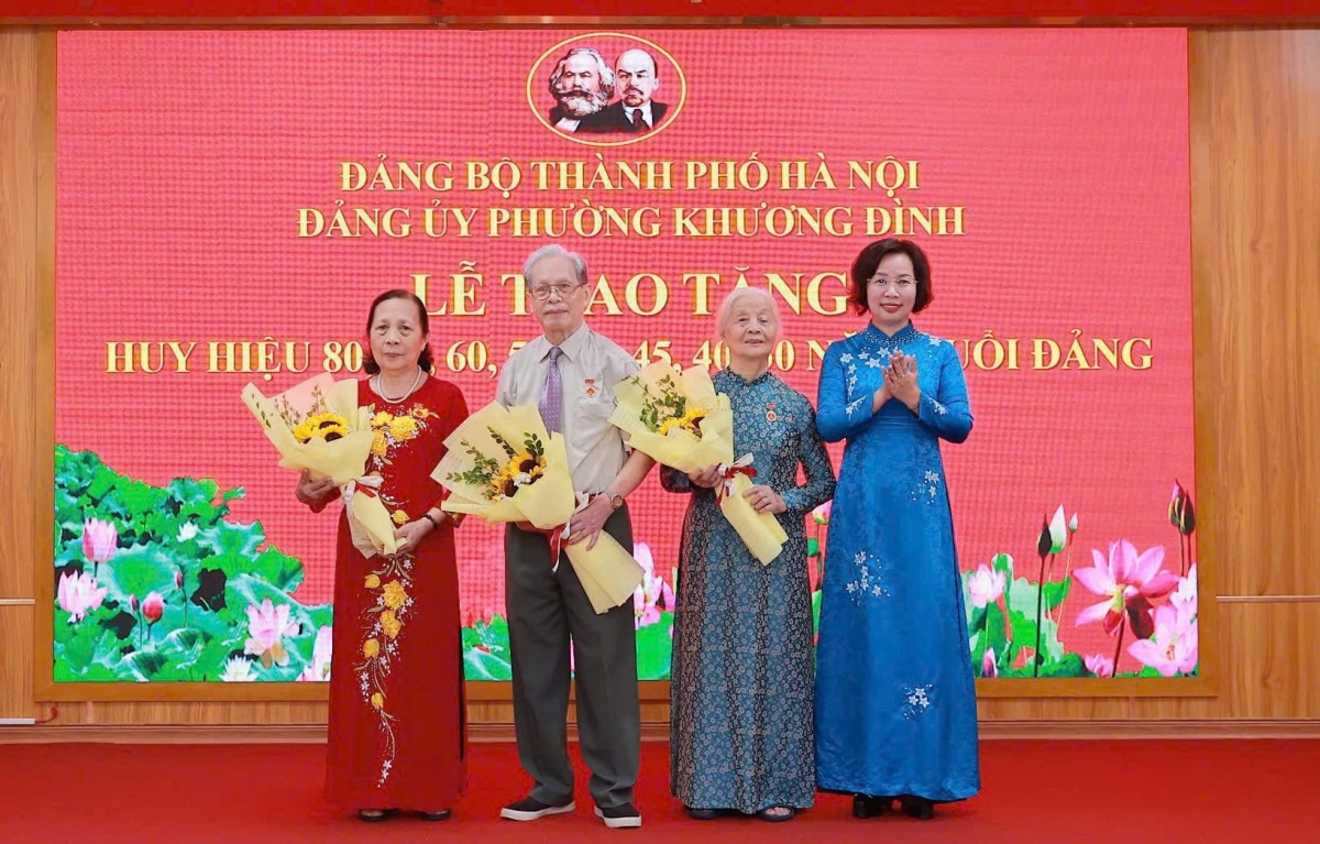 Phường Khương Đình trao tặng huy hiệu Đảng cho 188 đảng viên lão thành