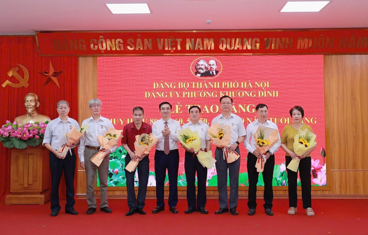 Phường Khương Đình trao tặng huy hiệu Đảng cho 188 đảng viên lão thành