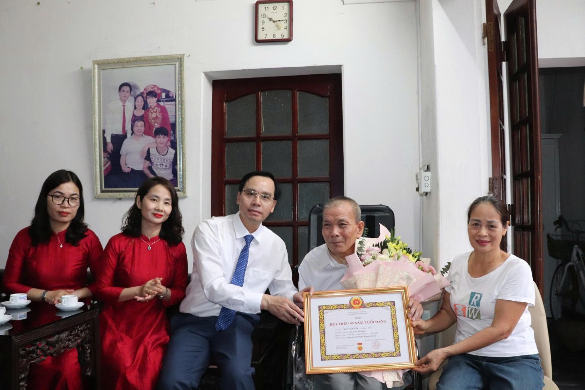 Xã Phú Nghĩa trao tặng Huy hiệu Đảng đợt 2/9 cho các đảng viên lão thành