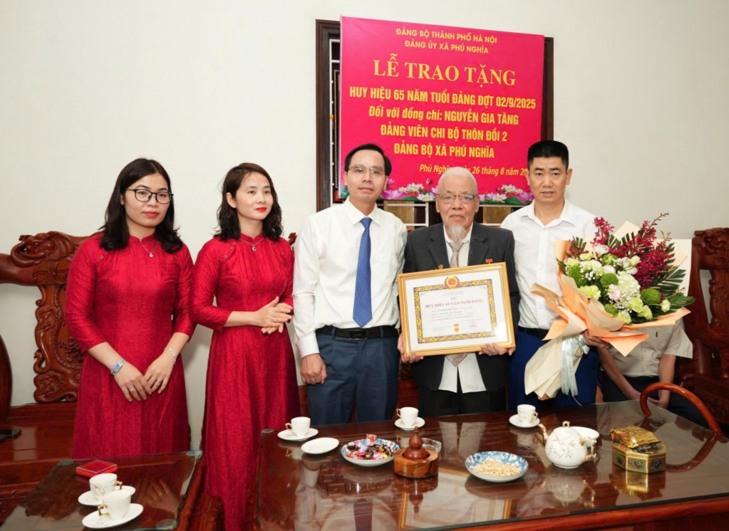 Xã Phú Nghĩa trao tặng Huy hiệu Đảng đợt 2/9 cho các đảng viên lão thành