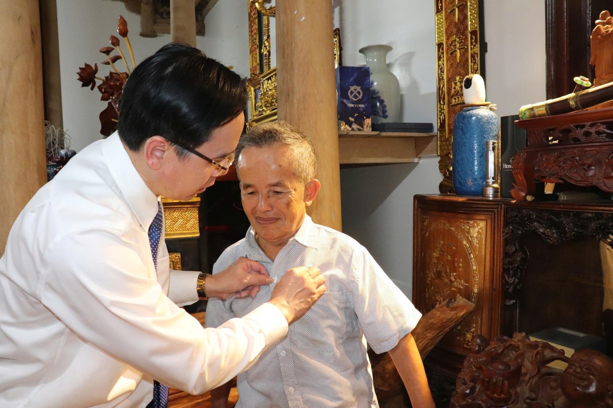 Xã Phú Nghĩa trao tặng Huy hiệu Đảng đợt 2/9 cho các đảng viên lão thành