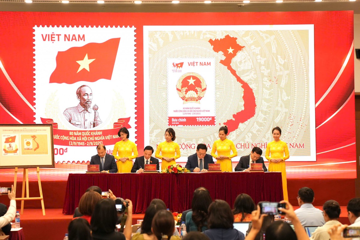 Phát hành đặc biệt bộ tem bưu chính kỷ niệm 80 năm ngày Quốc khánh
