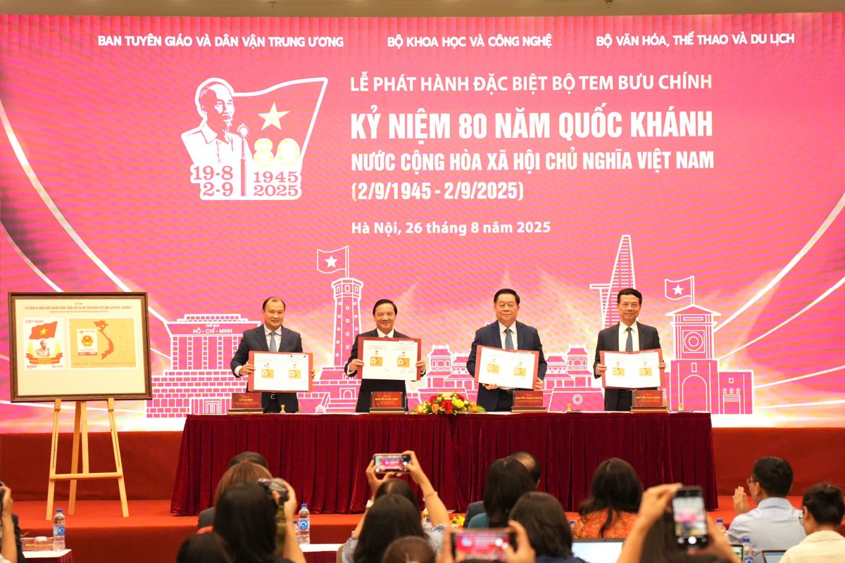 Phát hành đặc biệt bộ tem bưu chính kỷ niệm 80 năm ngày Quốc khánh