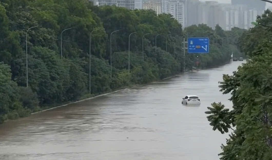 Vì sao nhiều tuyến phố Hà Nội ngập sâu khi mưa lớn?