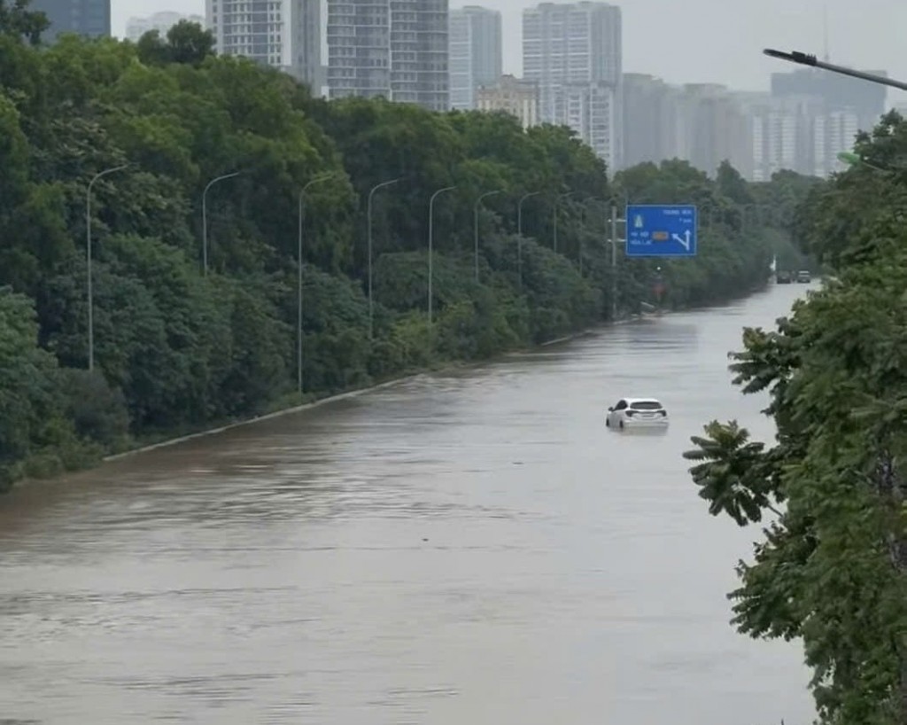 Vì sao nhiều tuyến phố Hà Nội ngập sâu khi mưa lớn?