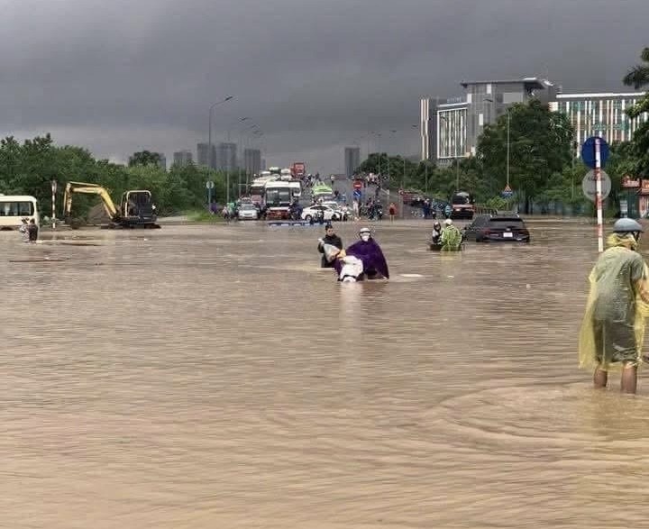 Vì sao nhiều tuyến phố Hà Nội ngập sâu khi mưa lớn?
