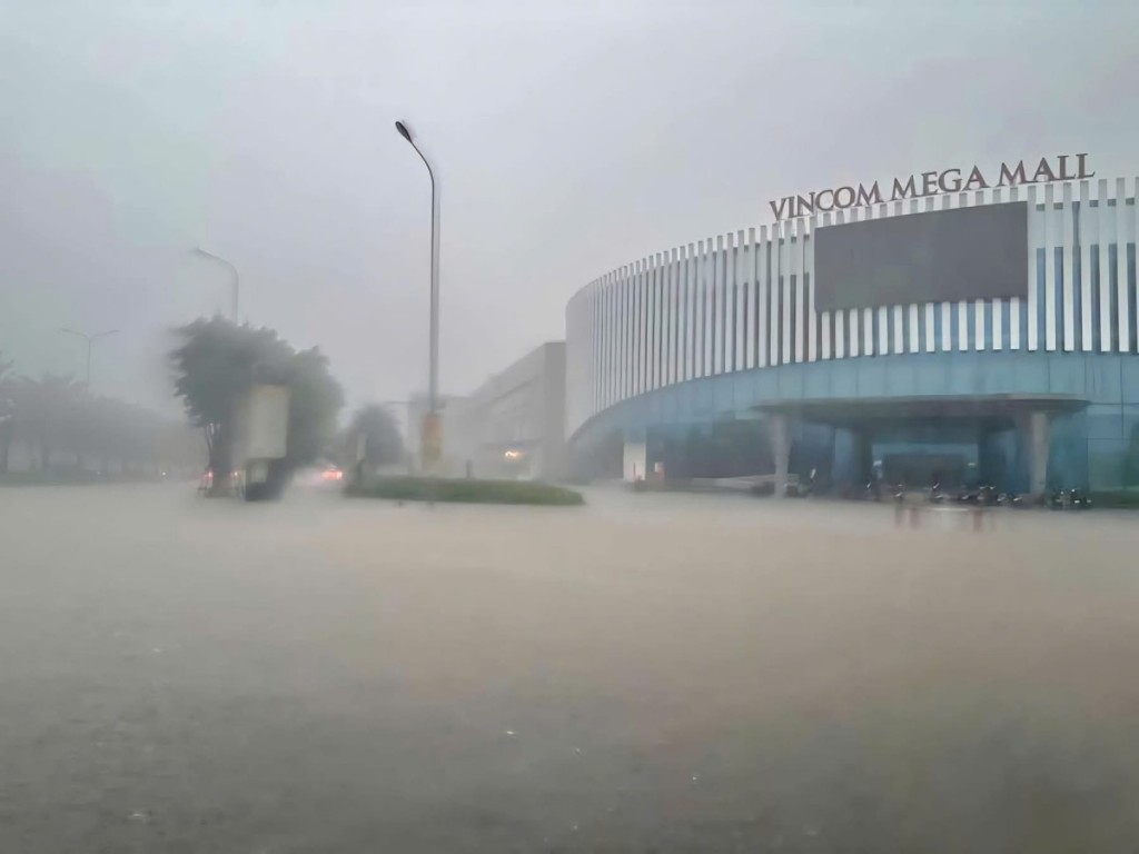 Vì sao nhiều tuyến phố Hà Nội ngập sâu khi mưa lớn?