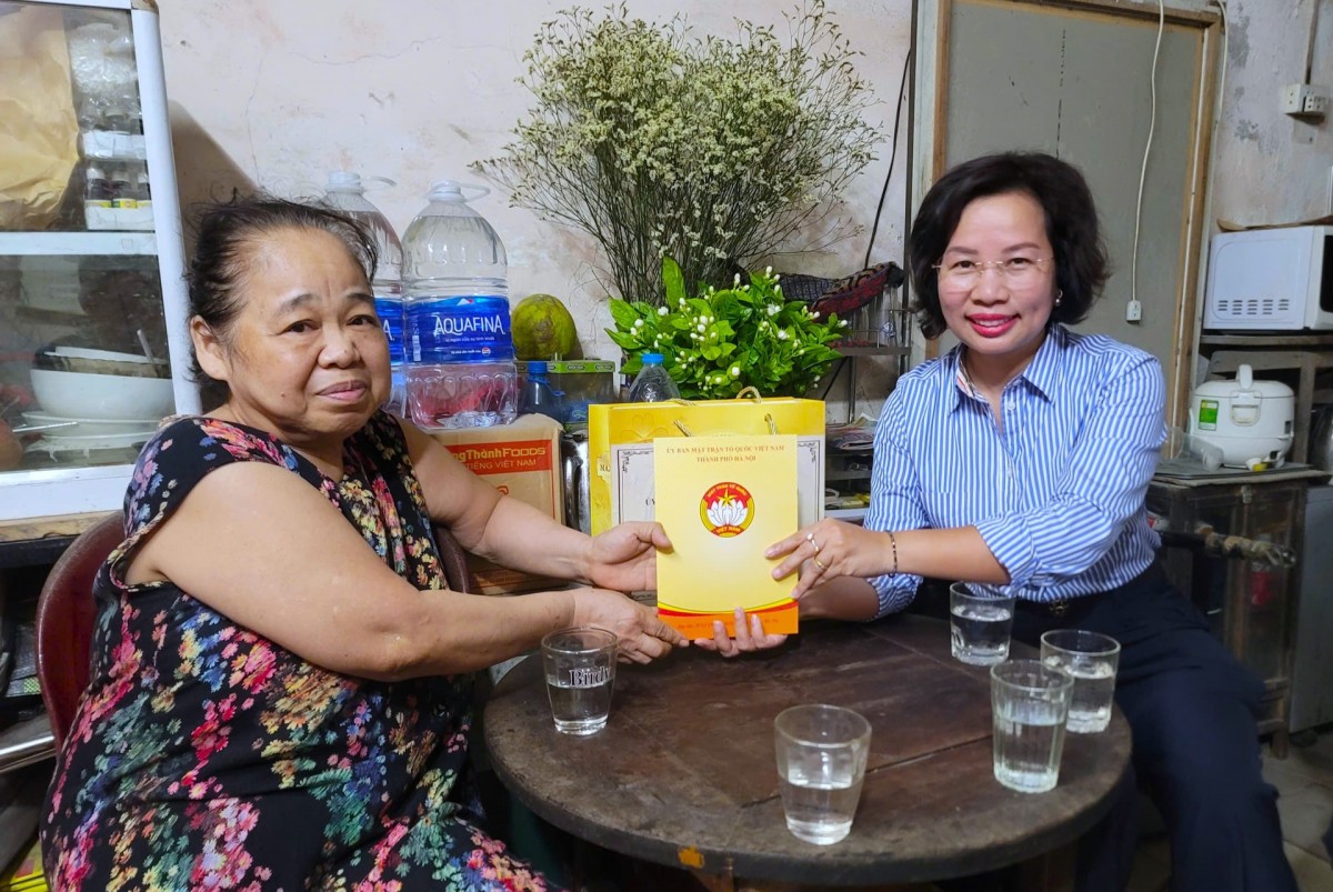 Phó Chủ tịch Thường trực Ủy ban MTTQ Việt Nam Thành phố Bùi Huyền Mai tặng quà cá nhân tiêu biểu phường Ba Đình