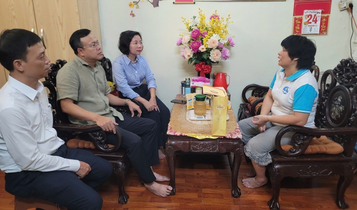 Phó Chủ tịch Thường trực Ủy ban MTTQ Việt Nam Thành phố Bùi Huyền Mai tặng quà cá nhân tiêu biểu phường Ba Đình