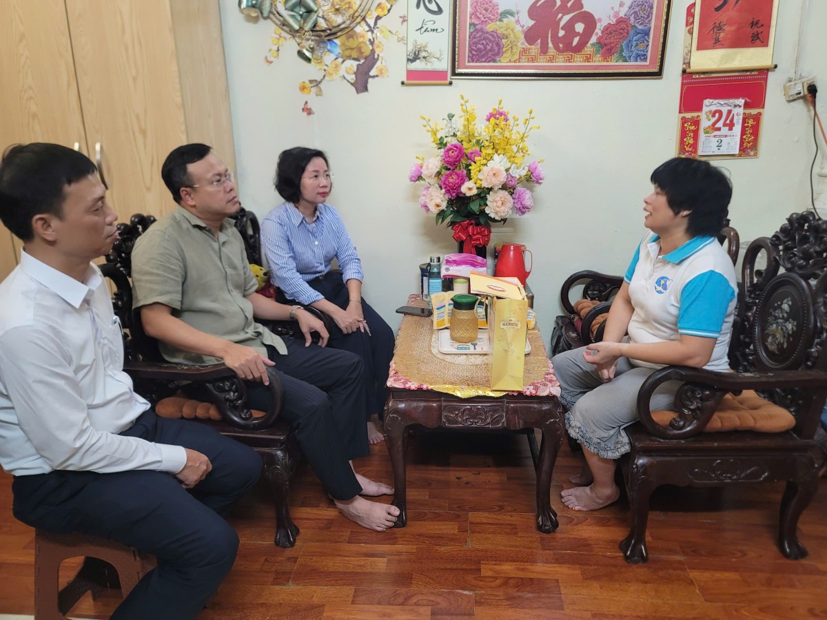 Phó Chủ tịch Thường trực Ủy ban MTTQ Việt Nam Thành phố Bùi Huyền Mai tặng quà cá nhân tiêu biểu phường Ba Đình