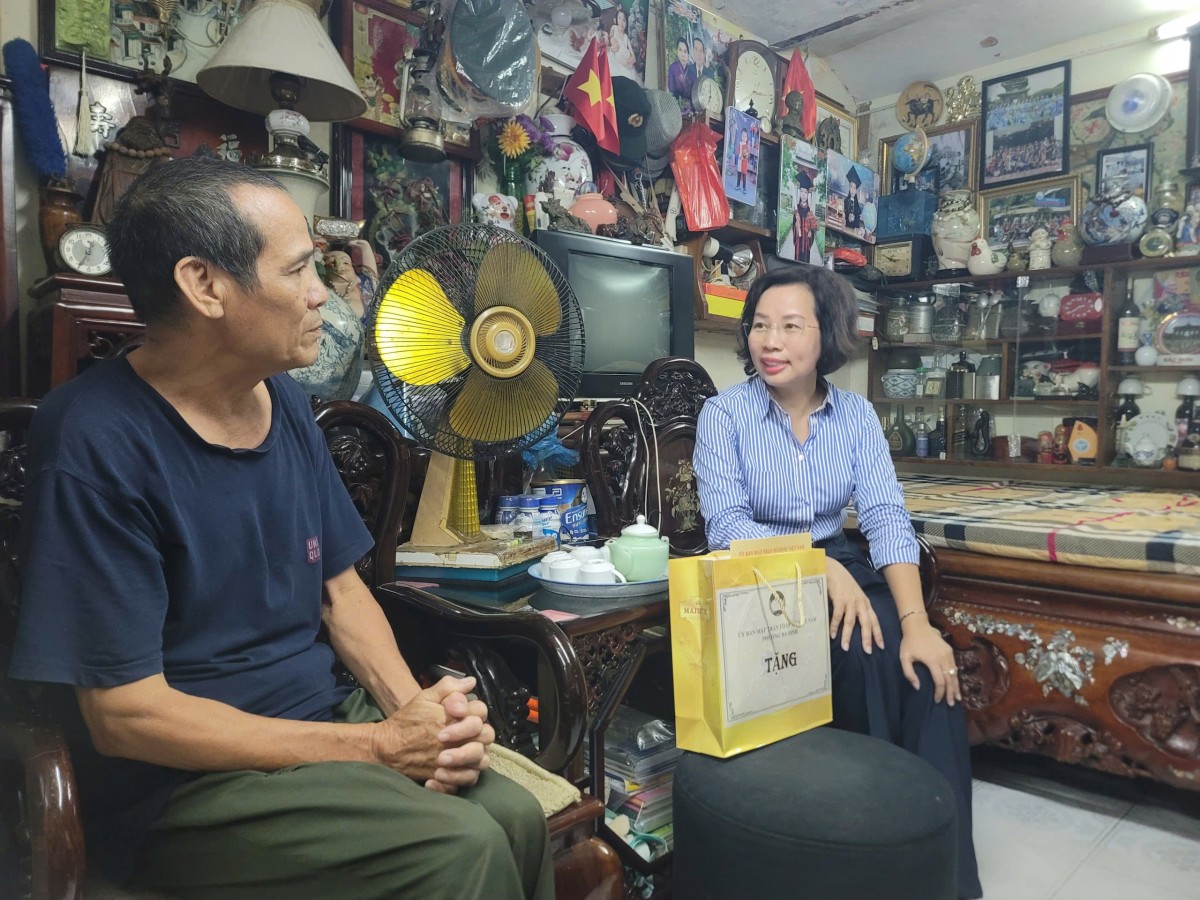 Phó Chủ tịch Thường trực Ủy ban MTTQ Việt Nam Thành phố Bùi Huyền Mai tặng quà cá nhân tiêu biểu phường Ba Đình