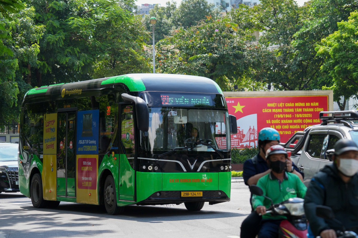 Tàu điện chạy xuyên đêm phục vụ tổng duyệt và lễ chính thức Quốc khánh 2/9