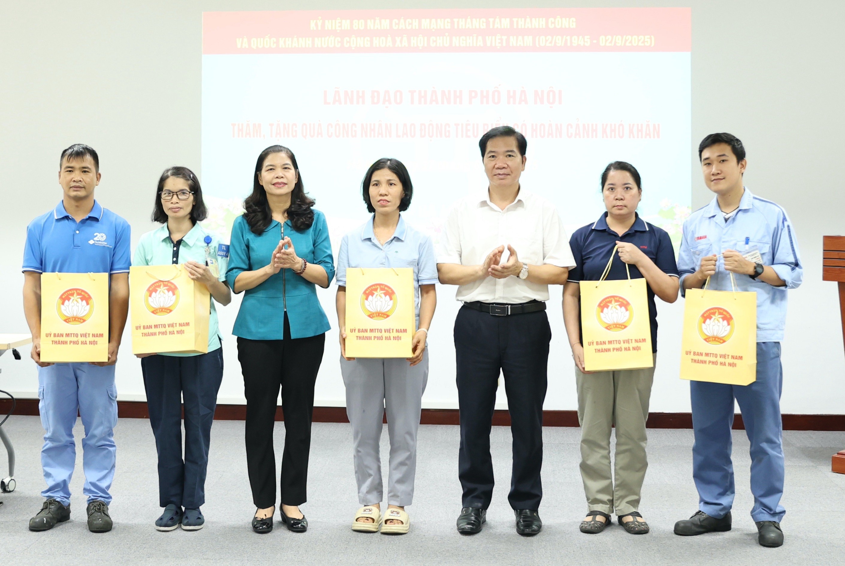 Phó Chủ tịch Ủy ban MTTQ Việt Nam thành phố Hà Nội Đặng Thị Phương Hoa thăm, tặng quà công nhân lao động Phó Chủ tịch Ủy ban MTTQ Việt Nam thành phố Hà Nội Đặng Thị Phương Hoa thăm, tặng quà công nhân lao động