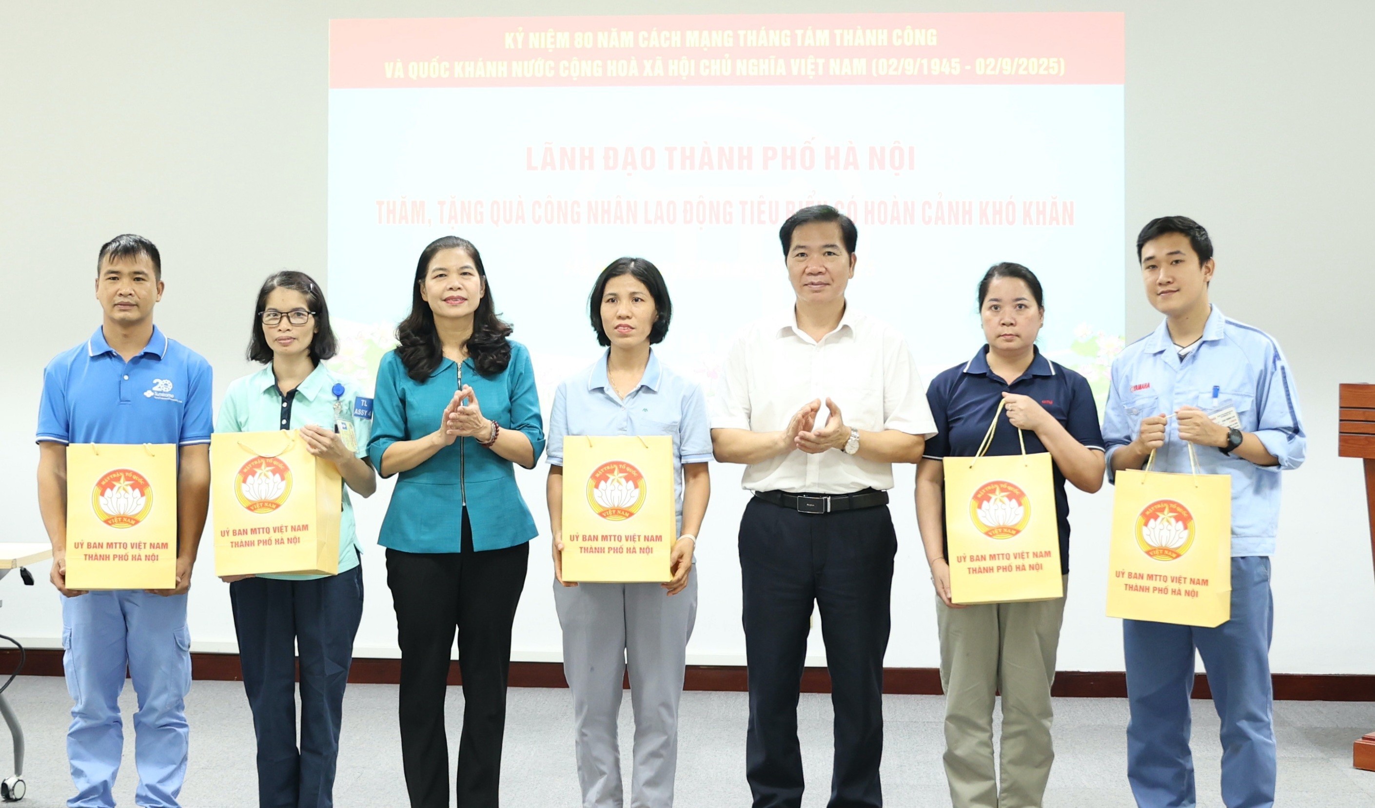 Phó Chủ tịch Ủy ban MTTQ Việt Nam thành phố Hà Nội Đặng Thị Phương Hoa thăm, tặng quà công nhân lao động