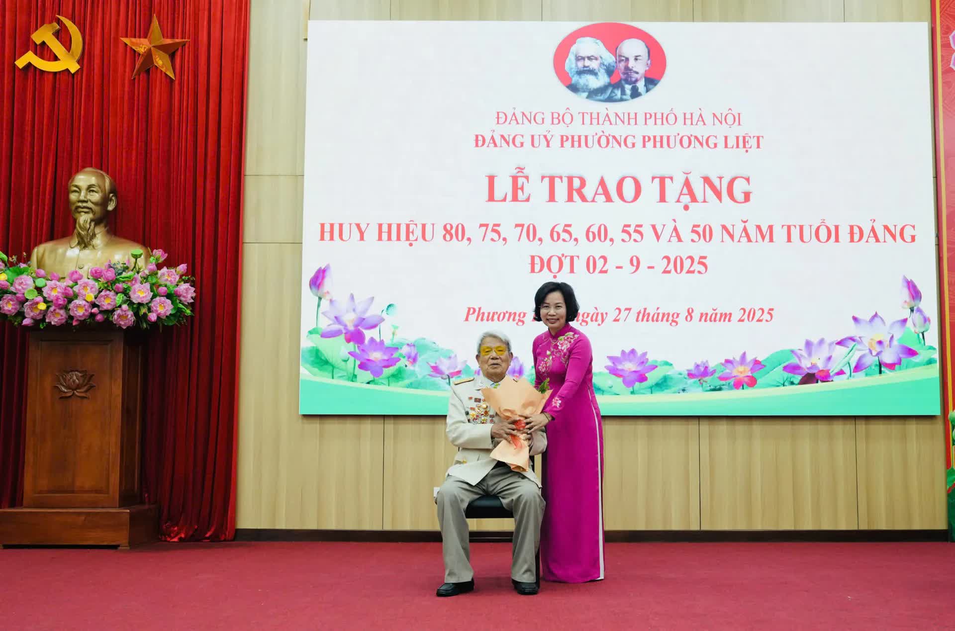 Đảng ủy phường Phương Liệt trao Huy hiệu Đảng tặng 245 đảng viên Đảng ủy phường Phương Liệt trao Huy hiệu Đảng tặng 245 đảng viên