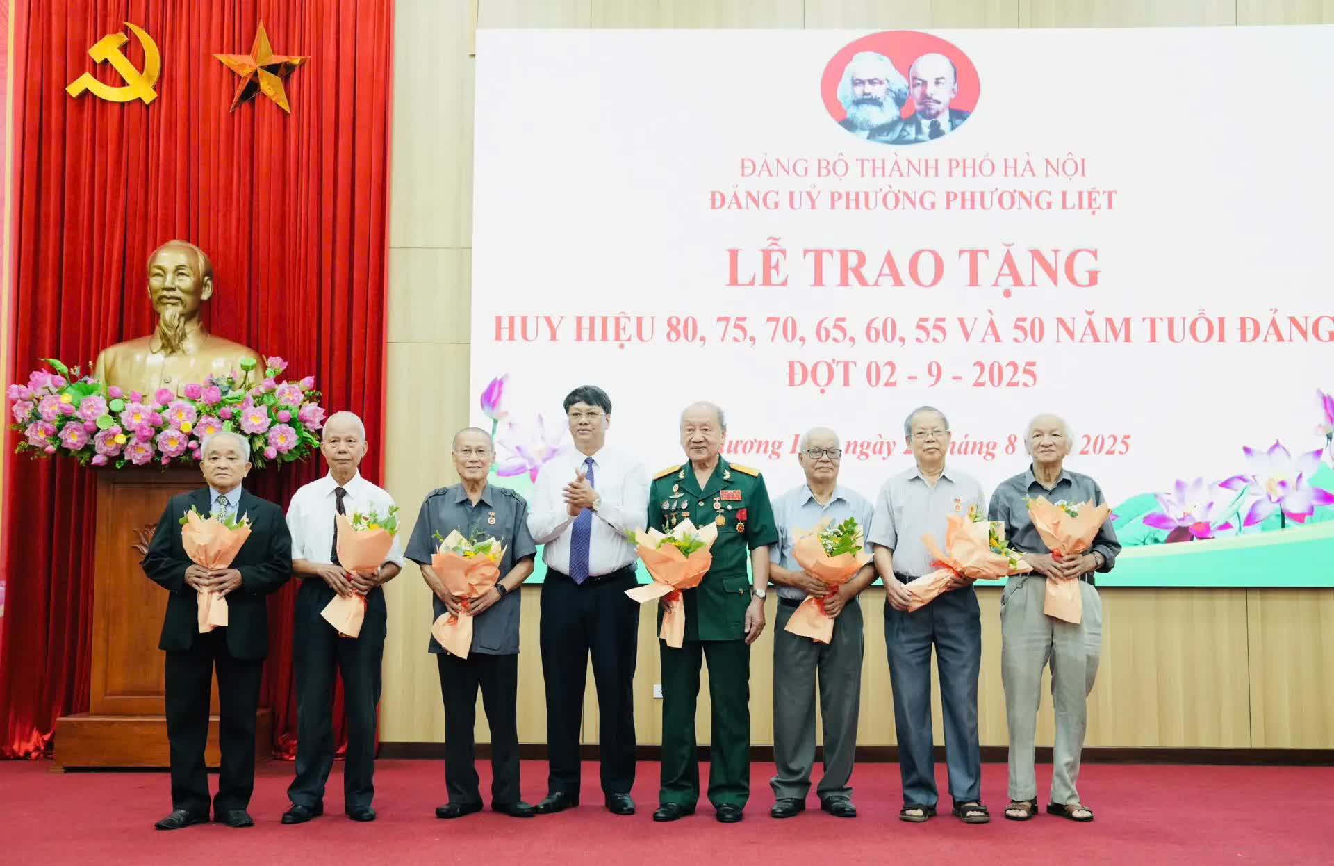 Đảng ủy phường Phương Liệt trao Huy hiệu Đảng tặng 245 đảng viên Đảng ủy phường Phương Liệt trao Huy hiệu Đảng tặng 245 đảng viên