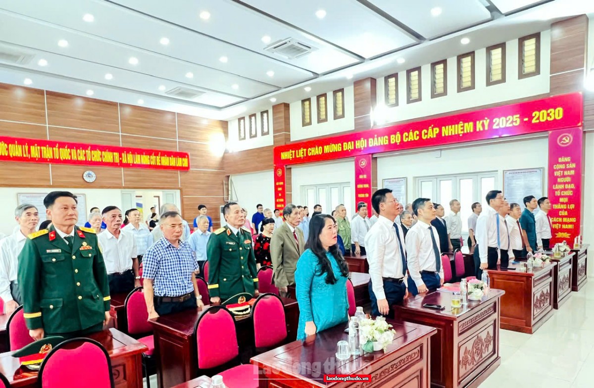 54 đảng viên phường Phú Thượng vinh dự nhận Huy hiệu Đảng đợt 2/9