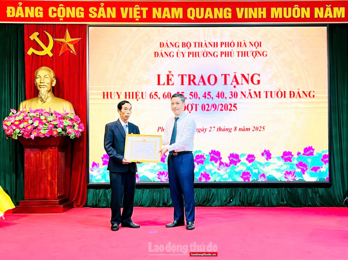 54 đảng viên phường Phú Thượng vinh dự nhận Huy hiệu Đảng đợt 2/9