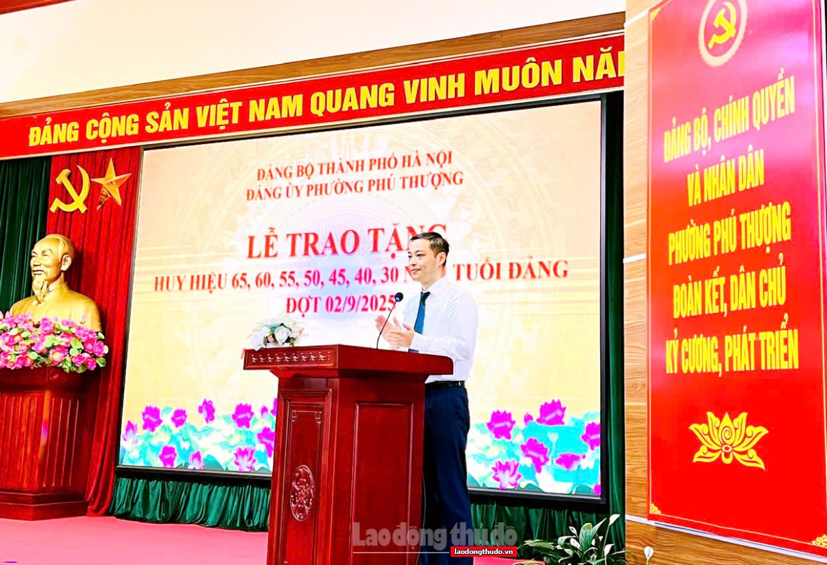 54 đảng viên phường Phú Thượng vinh dự nhận Huy hiệu Đảng đợt 2/9