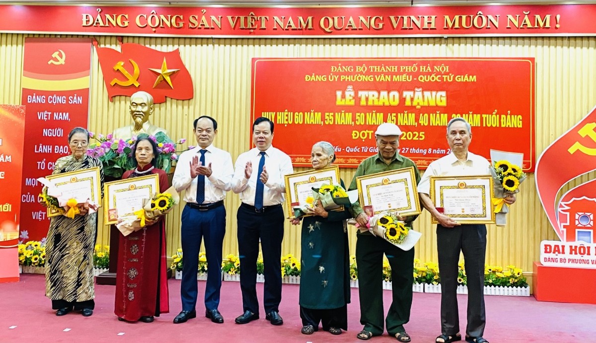 Phường Văn Miếu - Quốc Tử Giám: 150 đảng viên được trao tặng Huy hiệu Đảng dịp 2/9 Phường Văn Miếu - Quốc Tử Giám: 150 đảng viên được trao tặng Huy hiệu Đảng dịp 2/9