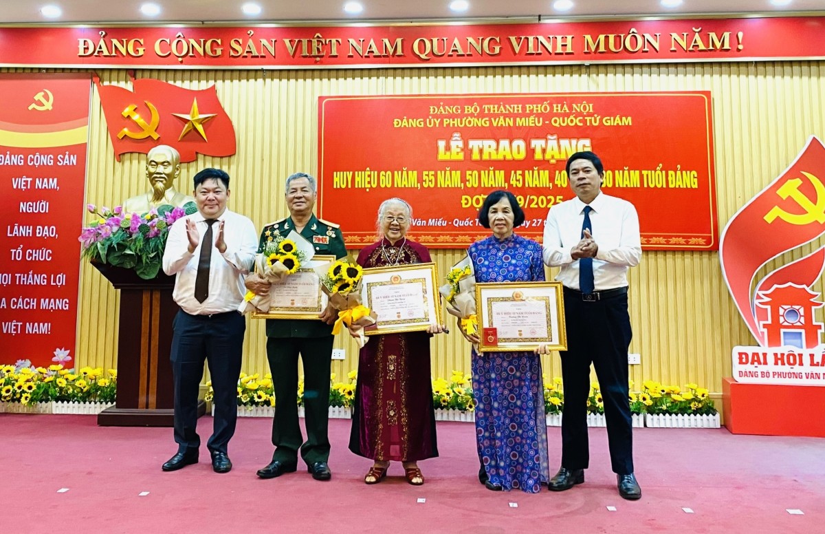 Phường Văn Miếu - Quốc Tử Giám: 150 đảng viên được trao tặng Huy hiệu Đảng dịp 2/9 Phường Văn Miếu - Quốc Tử Giám: 150 đảng viên được trao tặng Huy hiệu Đảng dịp 2/9