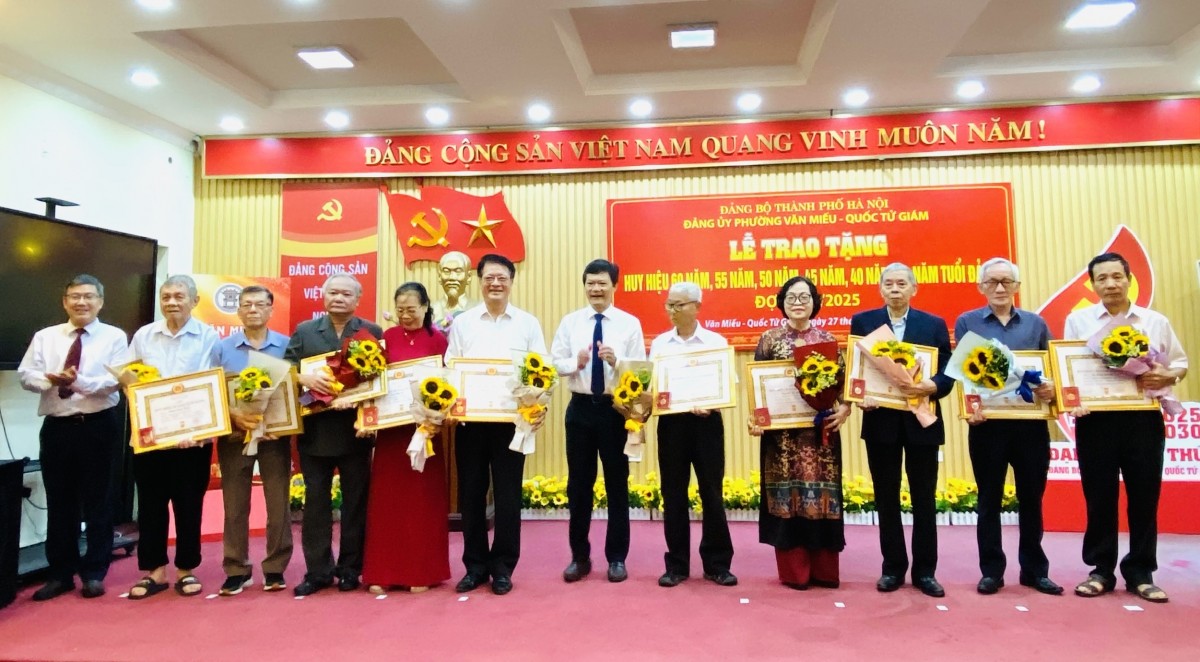 Phường Văn Miếu - Quốc Tử Giám: 150 đảng viên được trao tặng Huy hiệu Đảng dịp 2/9 Phường Văn Miếu - Quốc Tử Giám: 150 đảng viên được trao tặng Huy hiệu Đảng dịp 2/9