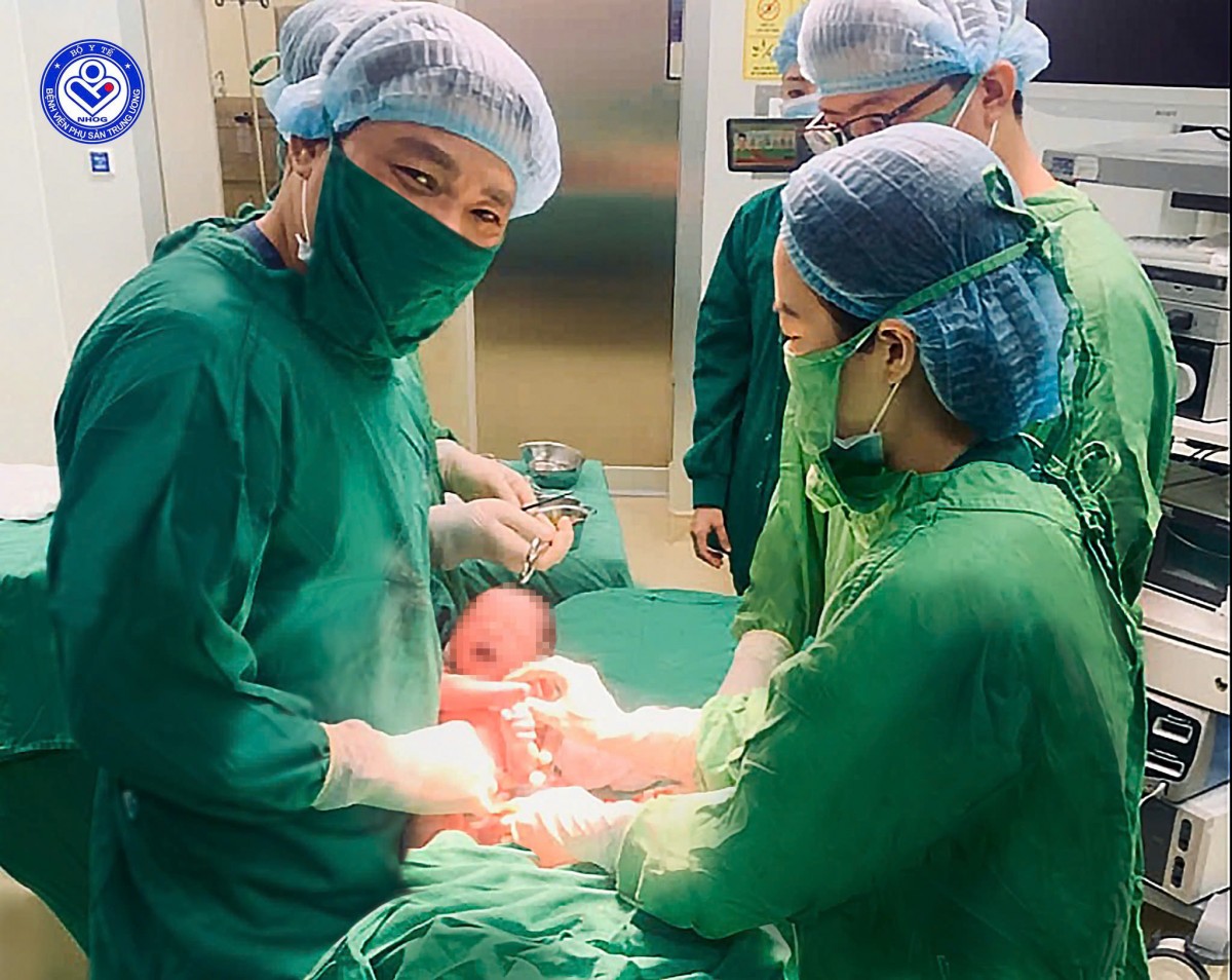 Bé gái chào đời từ phôi thai trữ đông 11 năm