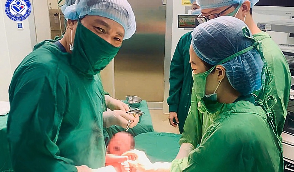 Bé gái chào đời từ phôi thai trữ đông 11 năm