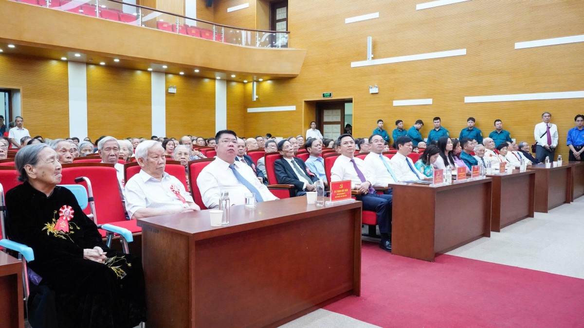 Đảng bộ phường Đống Đa vinh danh và tri ân những cống hiến to lớn của 188 đảng viên lão thành Đảng bộ phường Đống Đa vinh danh và tri ân những cống hiến to lớn của 188 đảng viên lão thành