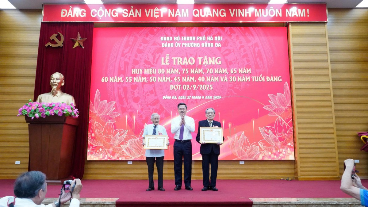 Đảng bộ phường Đống Đa vinh danh và tri ân những cống hiến to lớn của 188 đảng viên lão thành Đảng bộ phường Đống Đa tổ chức trao Huy hiệu Đảng đợt 2/9 cho 188 đảng viên lão thành