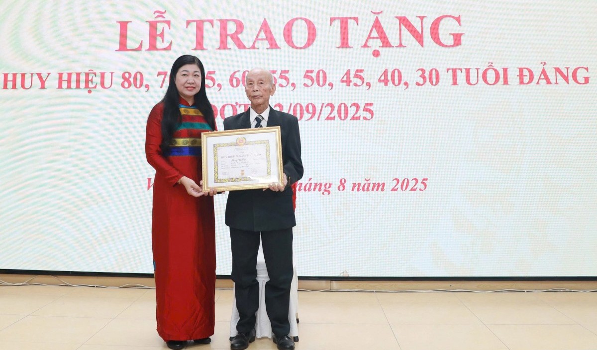 128 đảng viên phường Vĩnh Tuy vinh dự được trao tặng Huy hiệu Đảng đợt 2/9