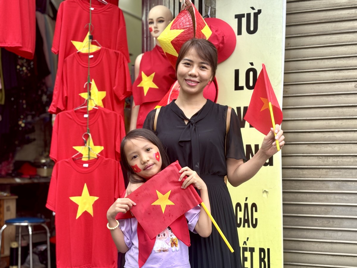 Bất chấp mưa gió, người dân vượt hàng trăm km về Thủ đô từ sáng sớm chờ xem sơ duyệt A80