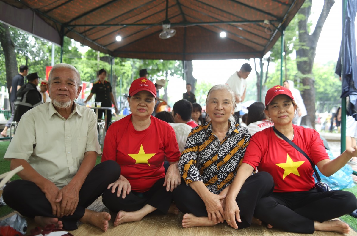 Bất chấp mưa gió, người dân vượt hàng trăm km về Thủ đô từ sáng sớm chờ xem sơ duyệt A80