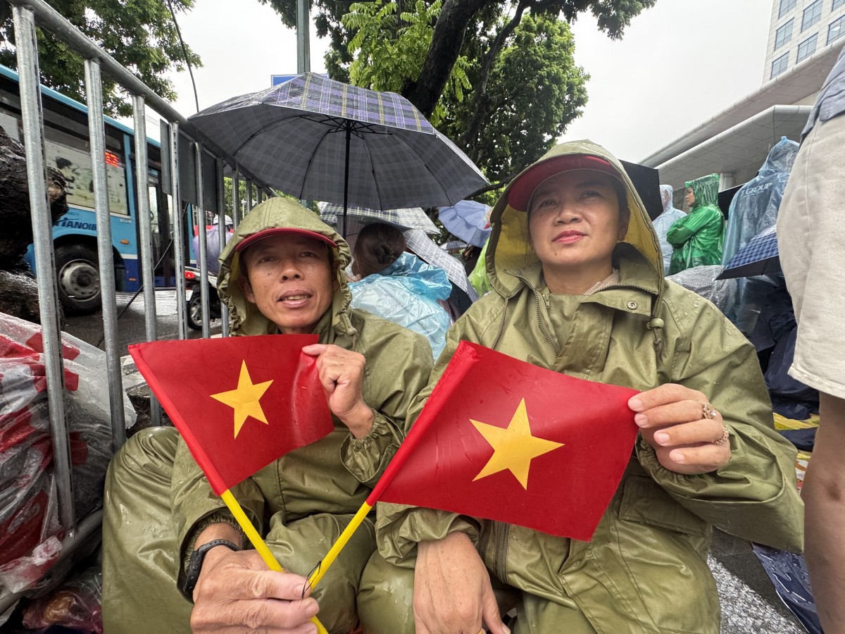 Bất chấp mưa gió, người dân vượt hàng trăm km về Thủ đô từ sáng sớm chờ xem sơ duyệt A80