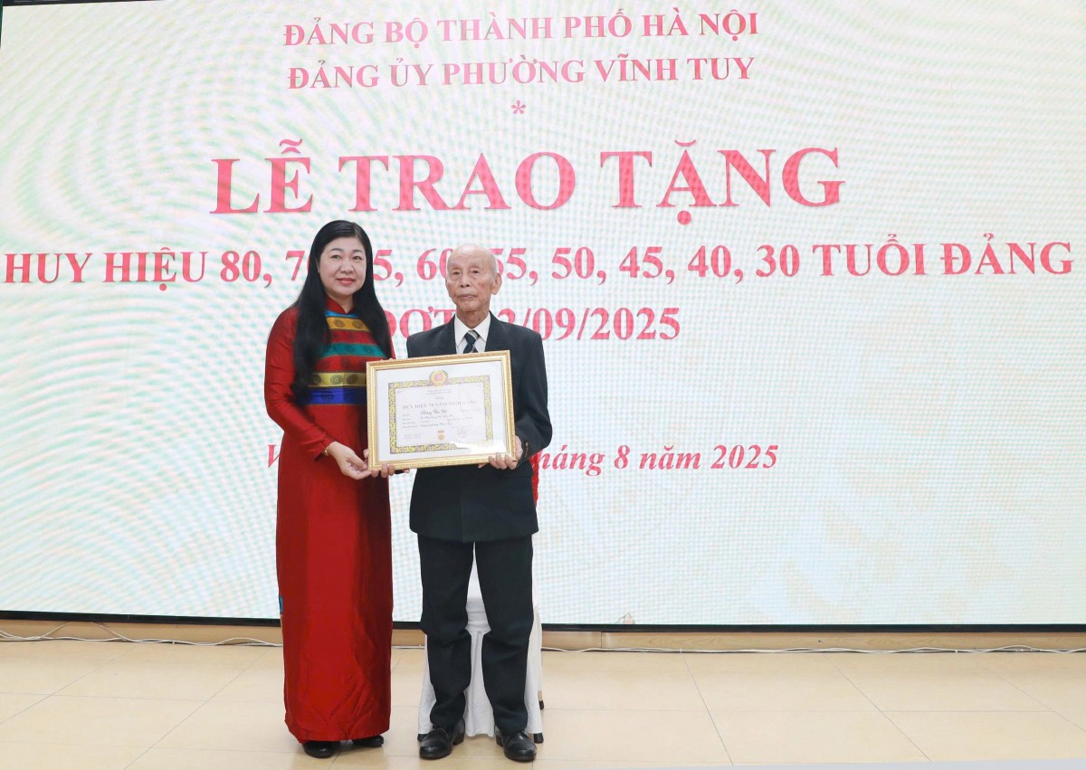 128 đảng viên phường Vĩnh Tuy vinh dự được trao tặng Huy hiệu Đảng đợt 2/9