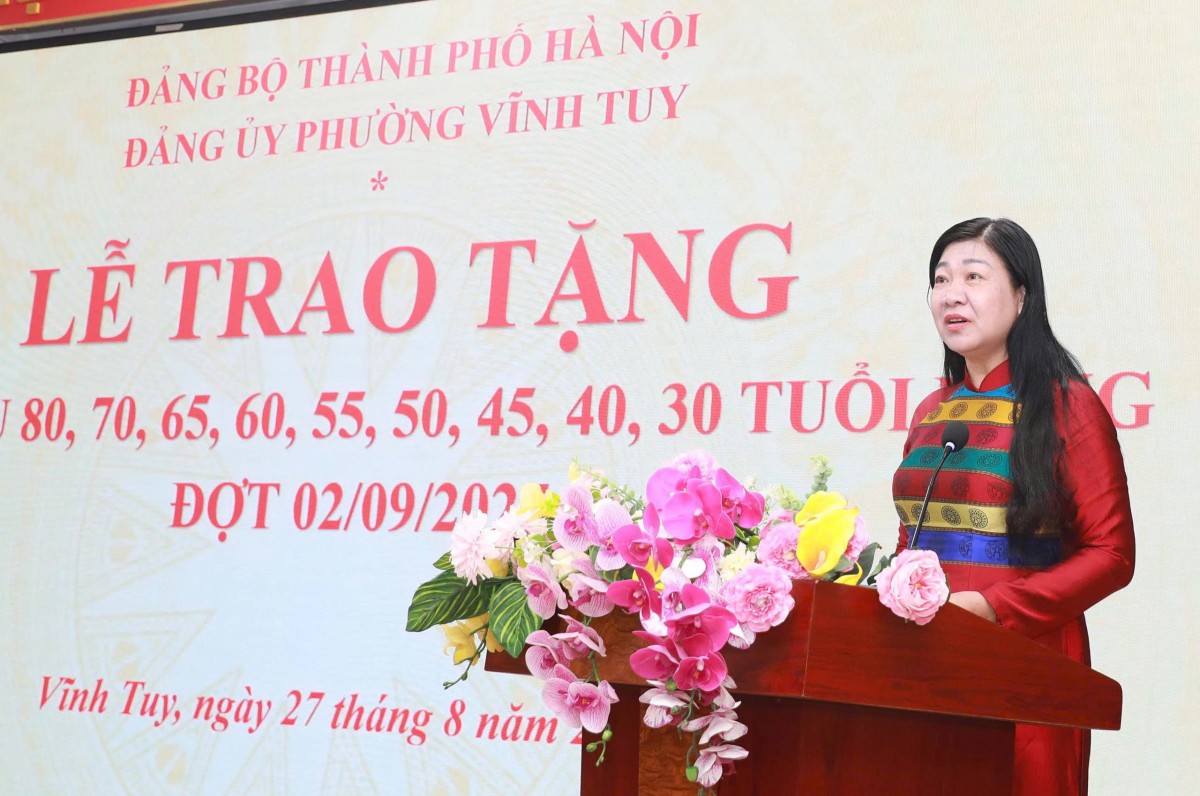 128 đảng viên phường Vĩnh Tuy vinh dự được trao tặng Huy hiệu Đảng đợt 2/9