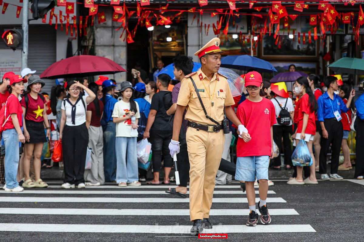 An ninh được thắt chặt trước giờ sơ duyệt diễu binh, diễu hành 27/8 An ninh thắt chặt trước giờ sơ duyệt diễu binh, diễu hành tối 27/8