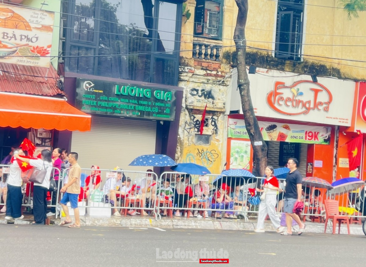 Người dân háo hức chờ đón màn sơ duyệt Lễ diễu binh, diễu hành A80