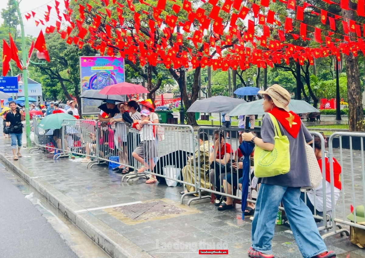 Người dân háo hức chờ đón màn sơ duyệt Lễ diễu binh, diễu hành A80