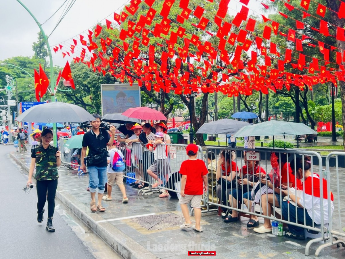 Người dân háo hức chờ đón màn sơ duyệt Lễ diễu binh, diễu hành A80