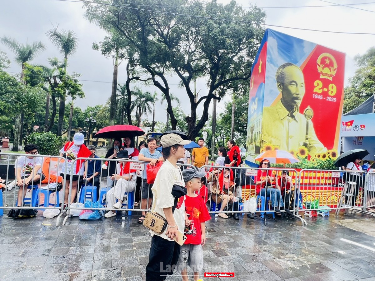 Người dân háo hức chờ đón màn sơ duyệt Lễ diễu binh, diễu hành A80