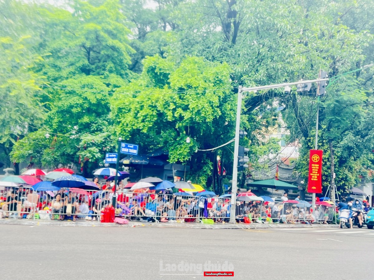 Người dân háo hức chờ đón màn sơ duyệt Lễ diễu binh, diễu hành A80