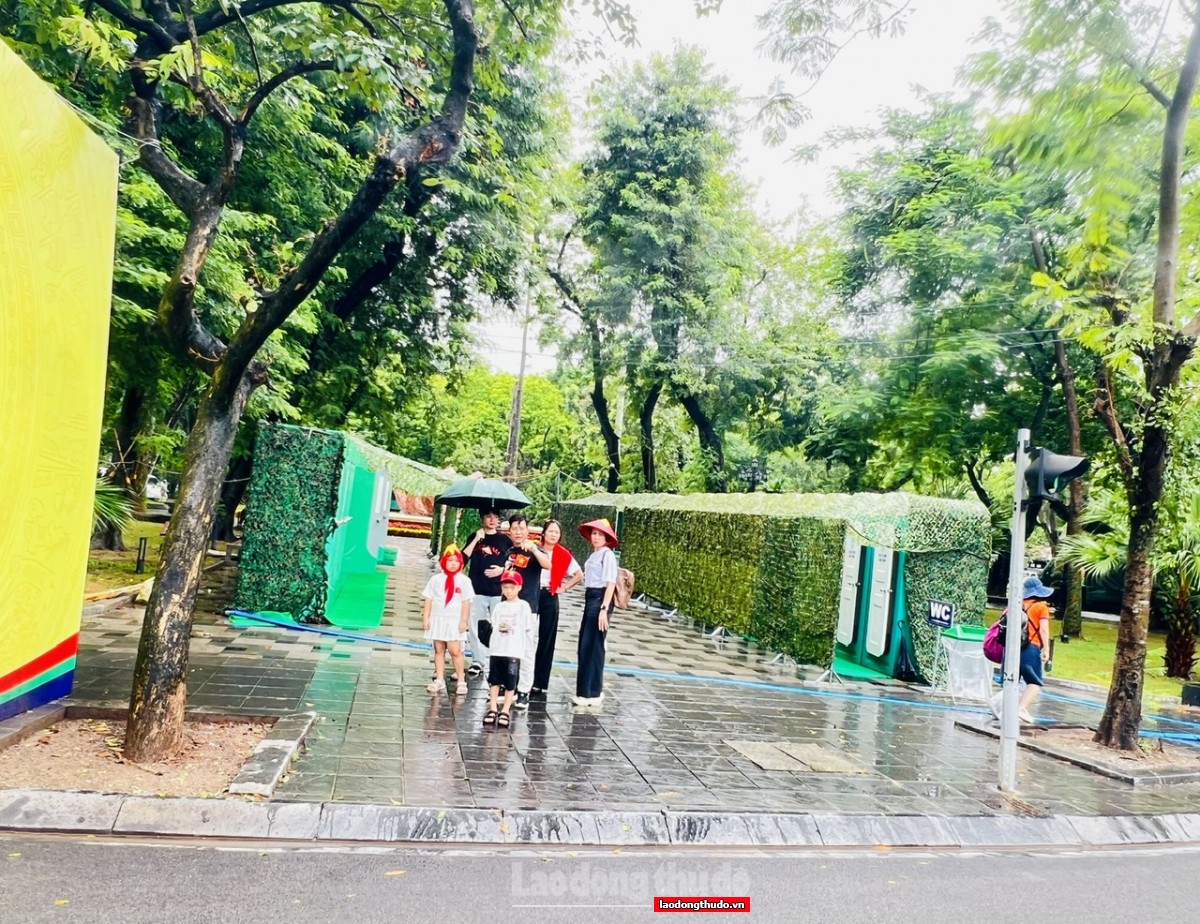 Người dân háo hức chờ đón màn sơ duyệt Lễ diễu binh, diễu hành A80