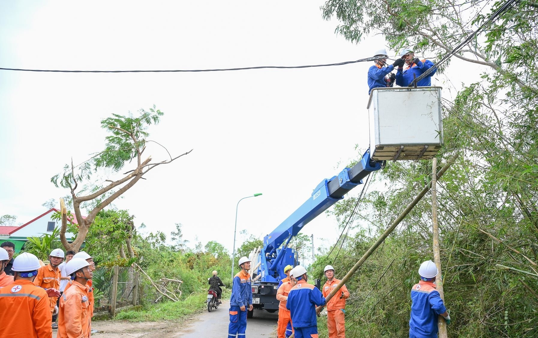 Xúc động hình ảnh công nhân điện lực các tỉnh, thành hỗ trợ Nghệ An khắc phục bão số 5